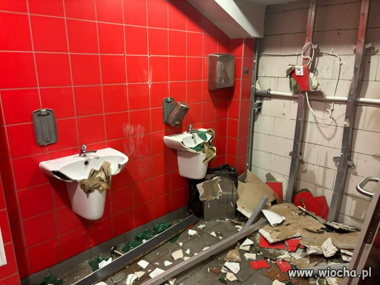 Tak wygląda toaleta po odwiedzinach kibiców Lecha Poznań na stadionie Widzewa Łódź... 