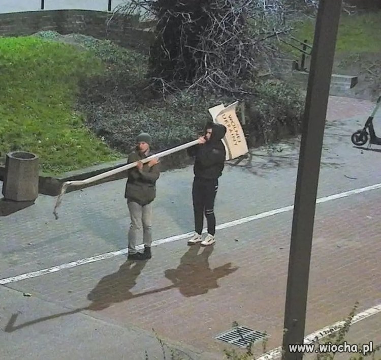Gdynia. Wyrwali słup z napisem ?Plac Wolnej Ukrainy?. Szuka ich policja