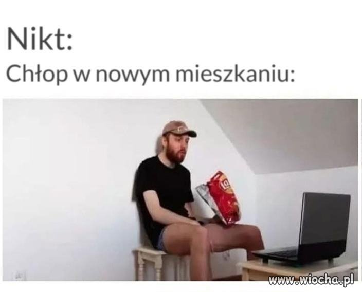 Chłopw nowym mieszkaniu