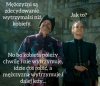 Kobieta idzie coś robić