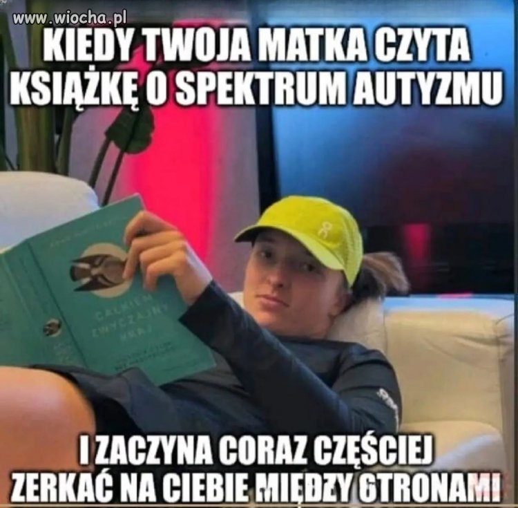 Mama zerka na ciebie między stronami